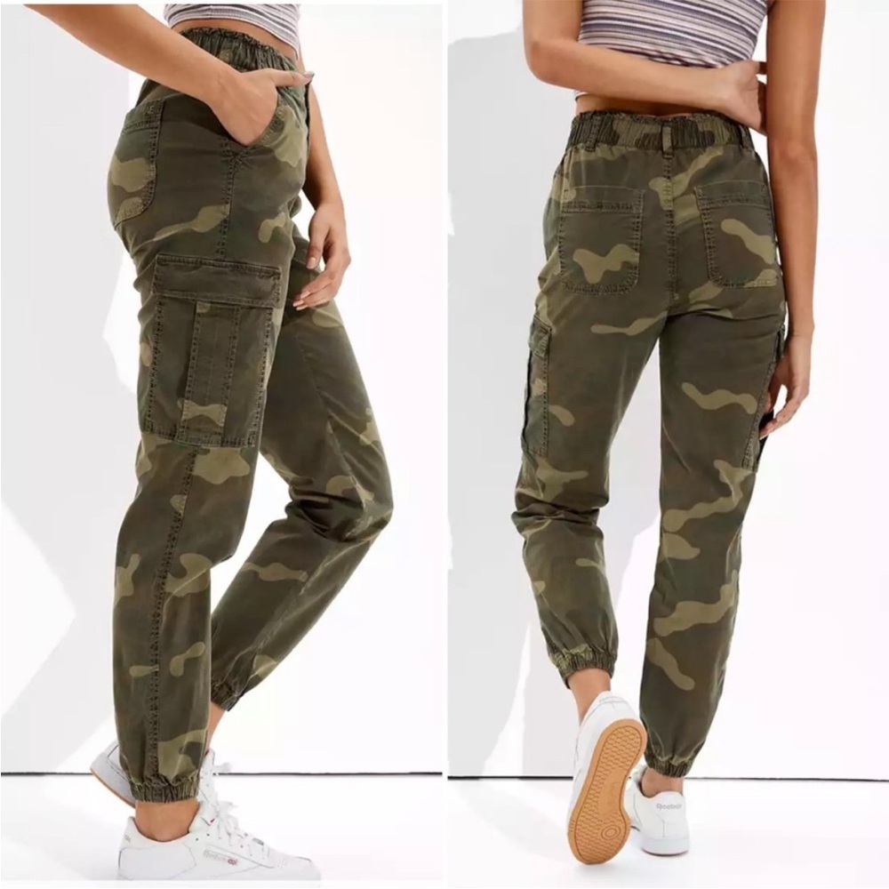 American Eagle High Waisted Relaxed Mom Camo Cargo Jogger Pants, size 2 Short
